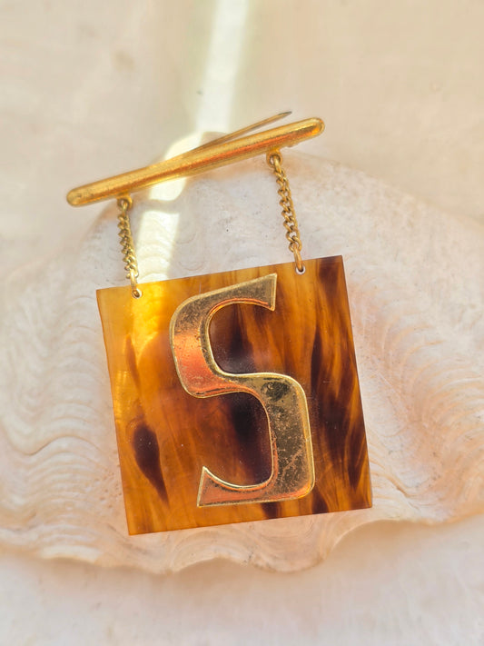 Vintažinė 60tų metų bakelito sagė raidė S