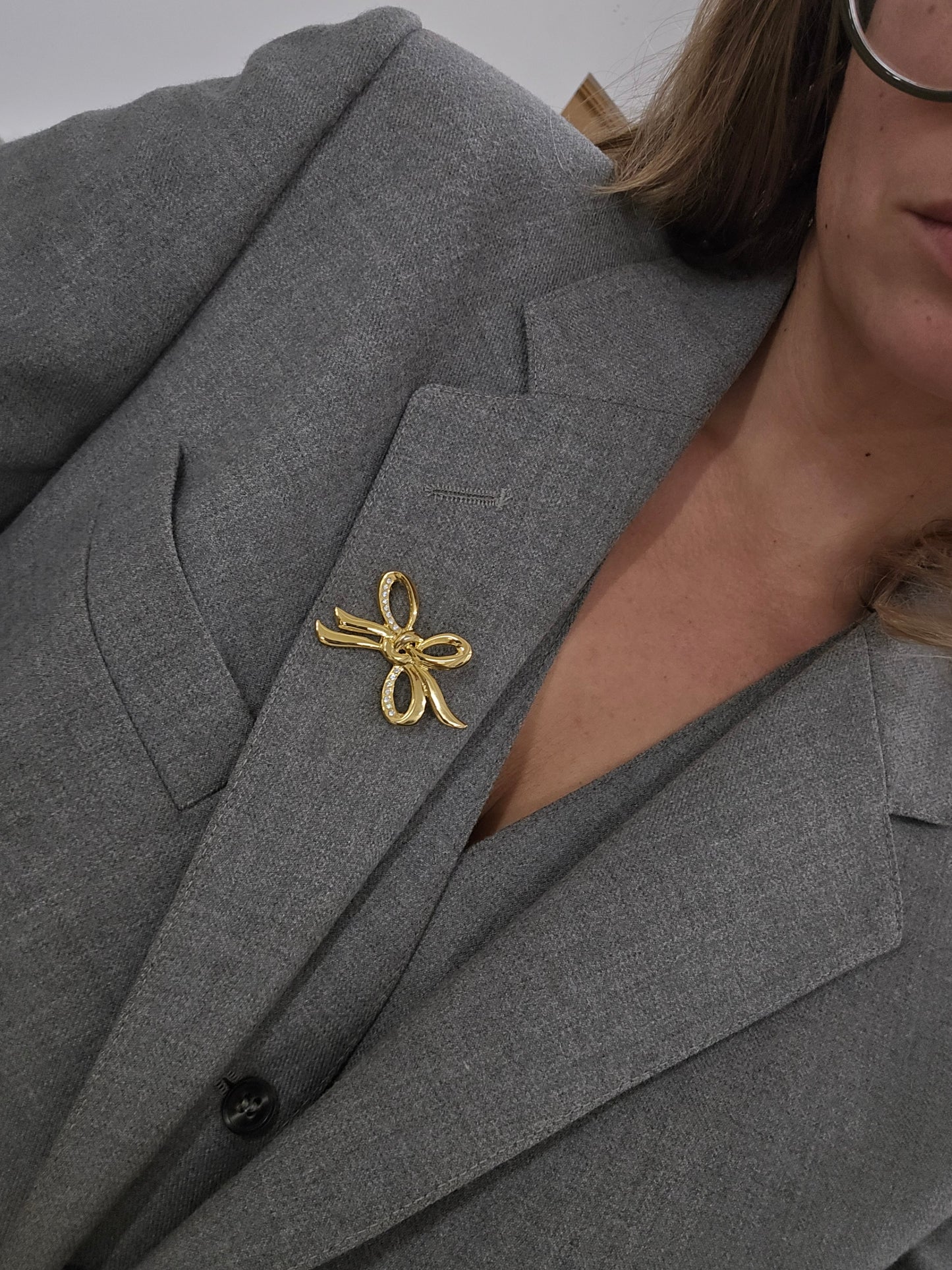 Vintažinė aukso spalvos sagė bantukas