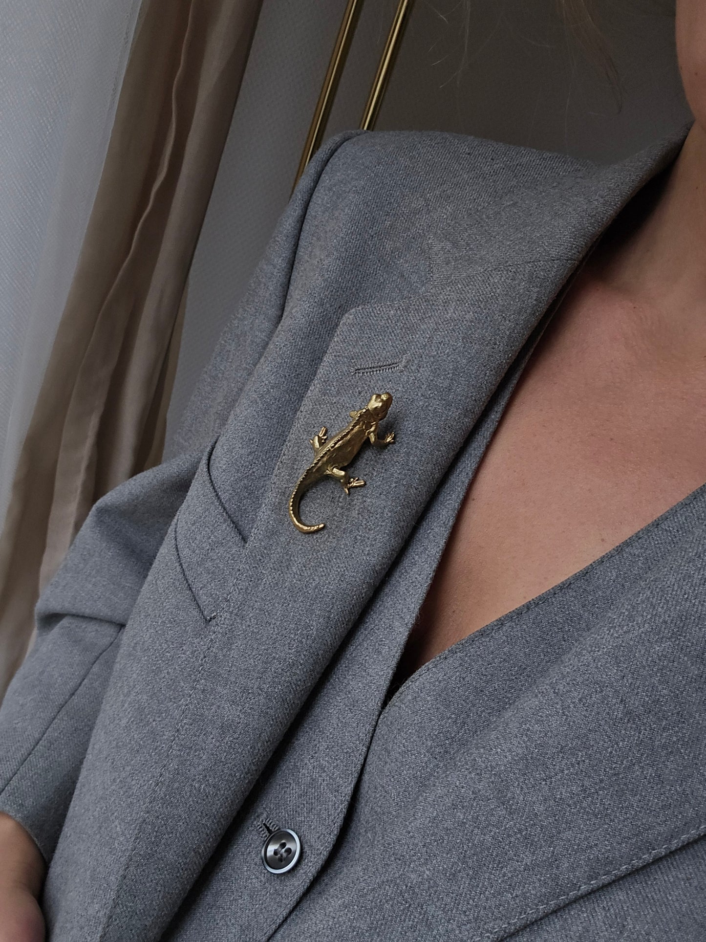 Aukso spalvos sagė smeigtukas iguana