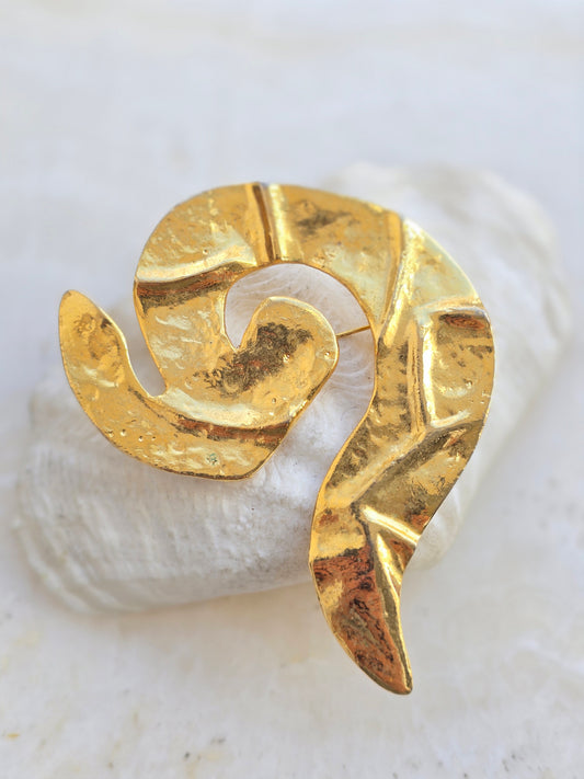 Vintažinė aukso spalvos sagė