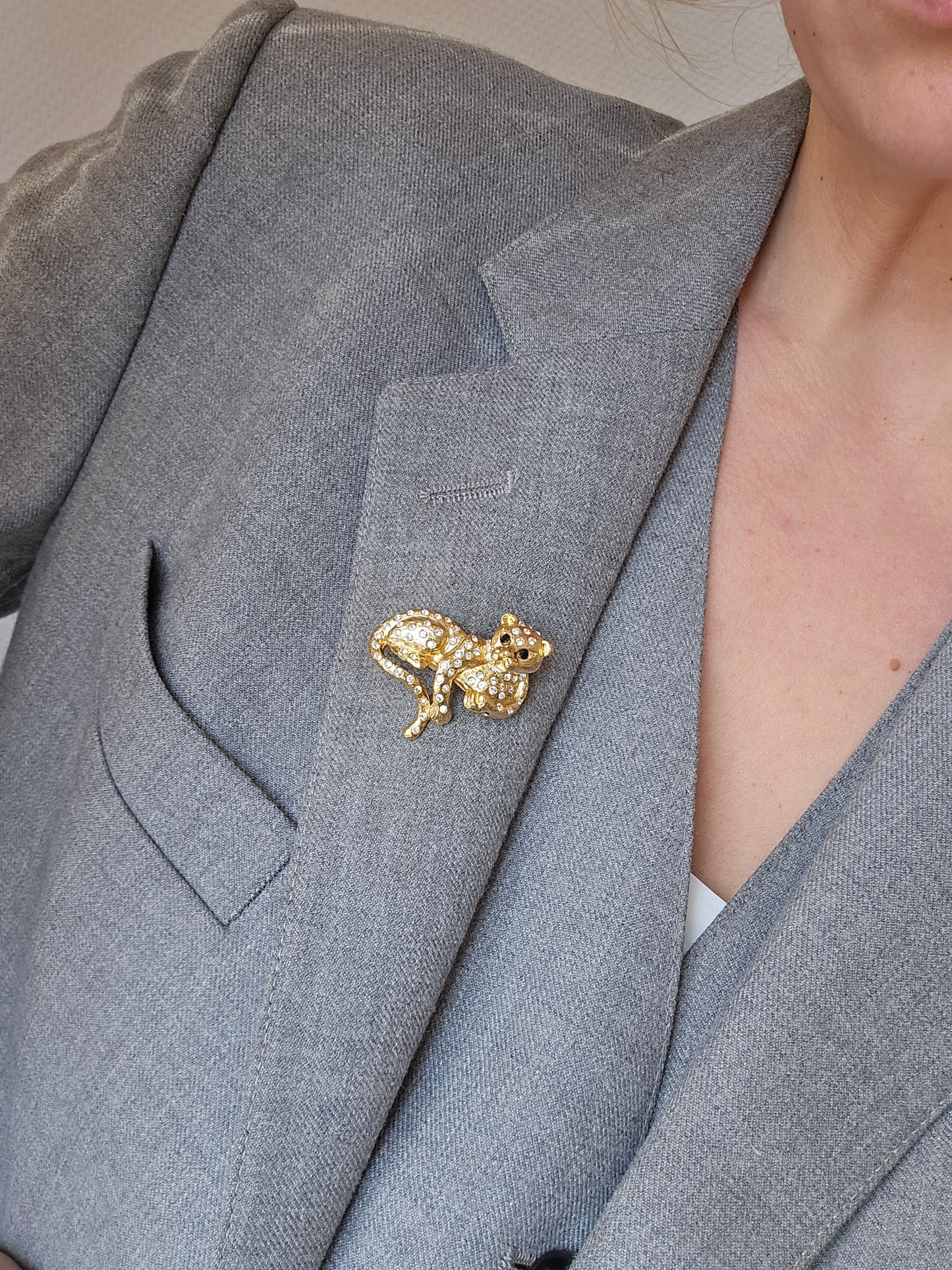 Vintažinė aukso spalvos sagė leopardas