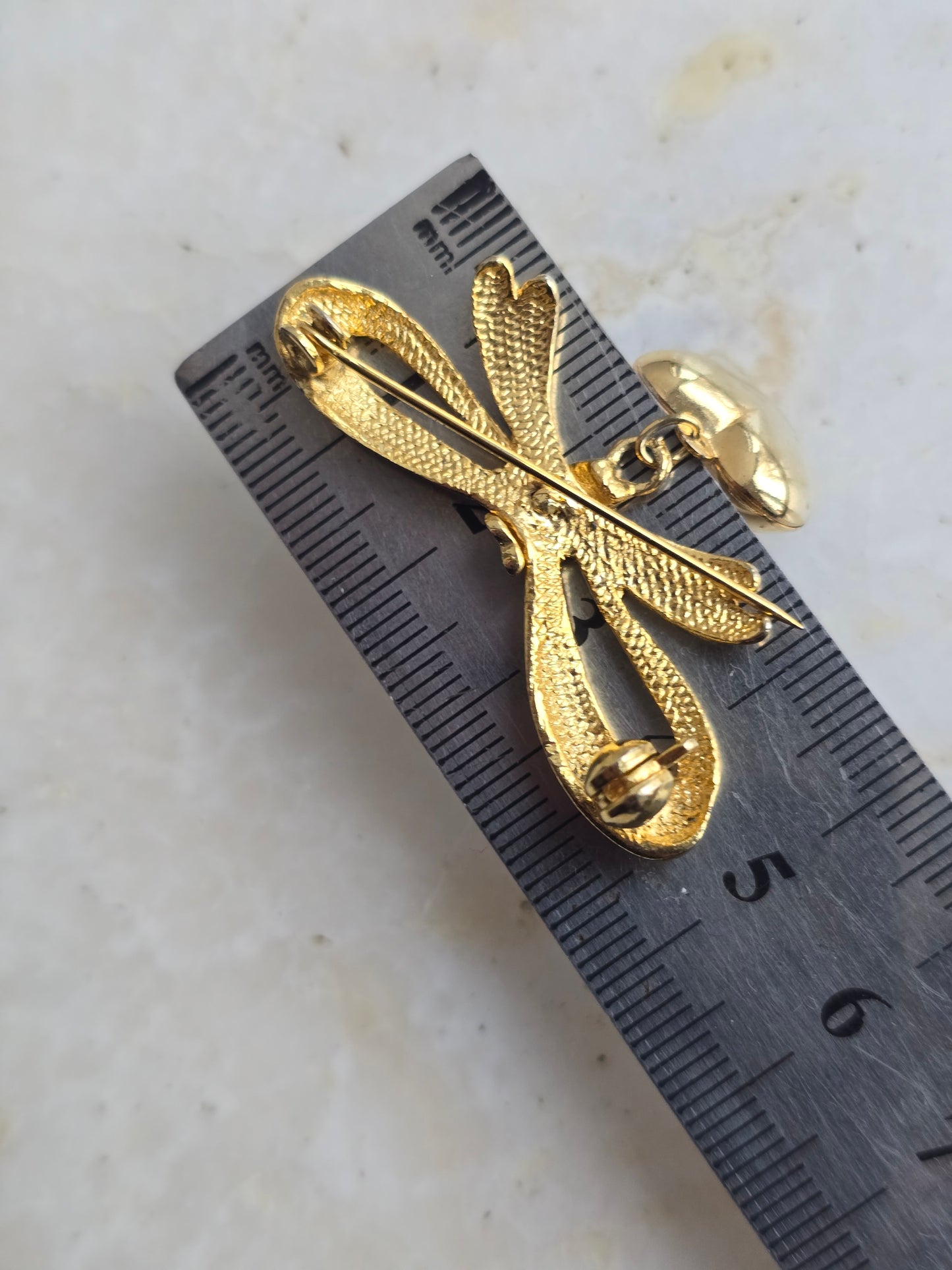 Vintažinė aukso spalvos sagė bantukas su širdele