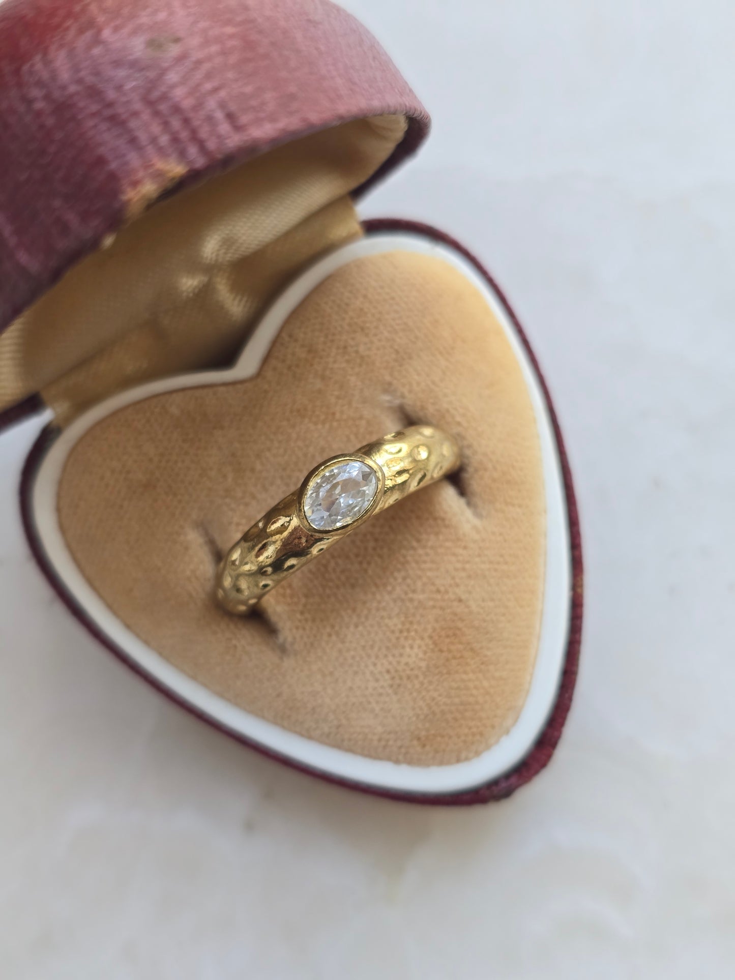 Žalvario spalvos žiedas su skaidriu stiklo kristalu