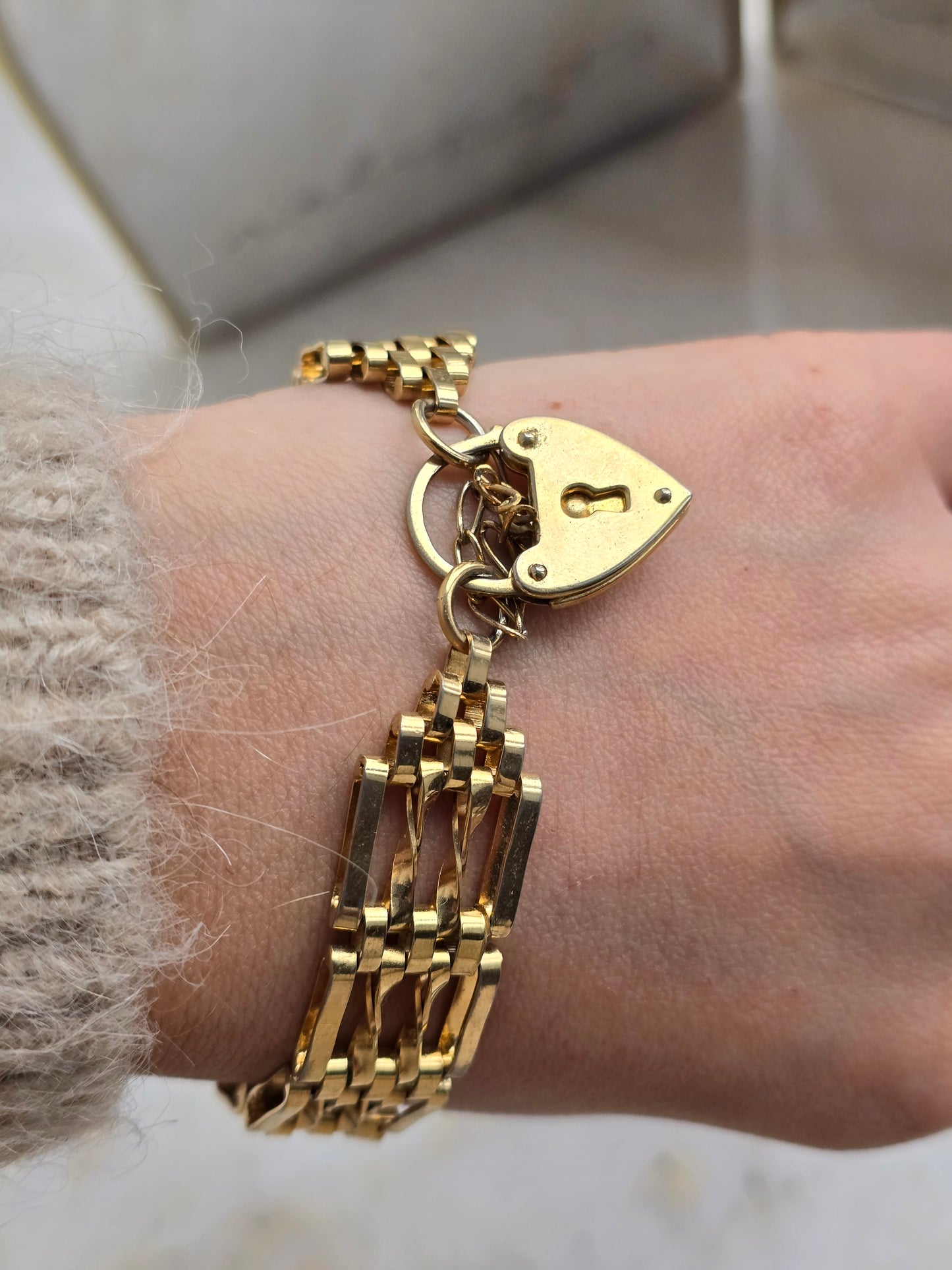 Vintažinė aukso spalvoa apyrankė su širdele