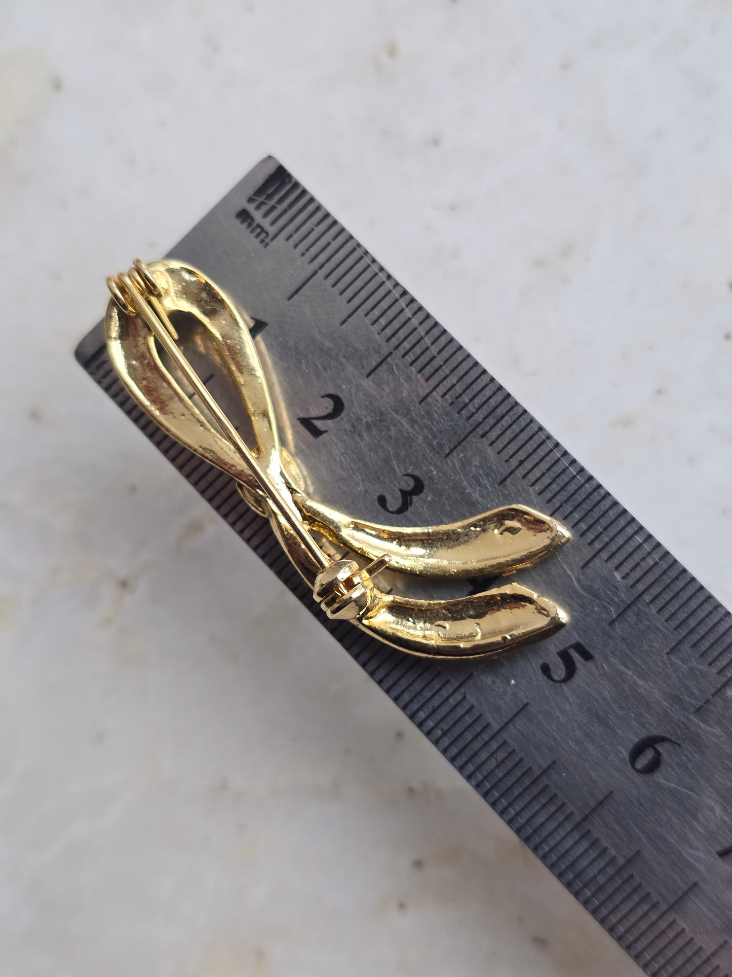 Vintažinė aukso spalvos sagė bantukas