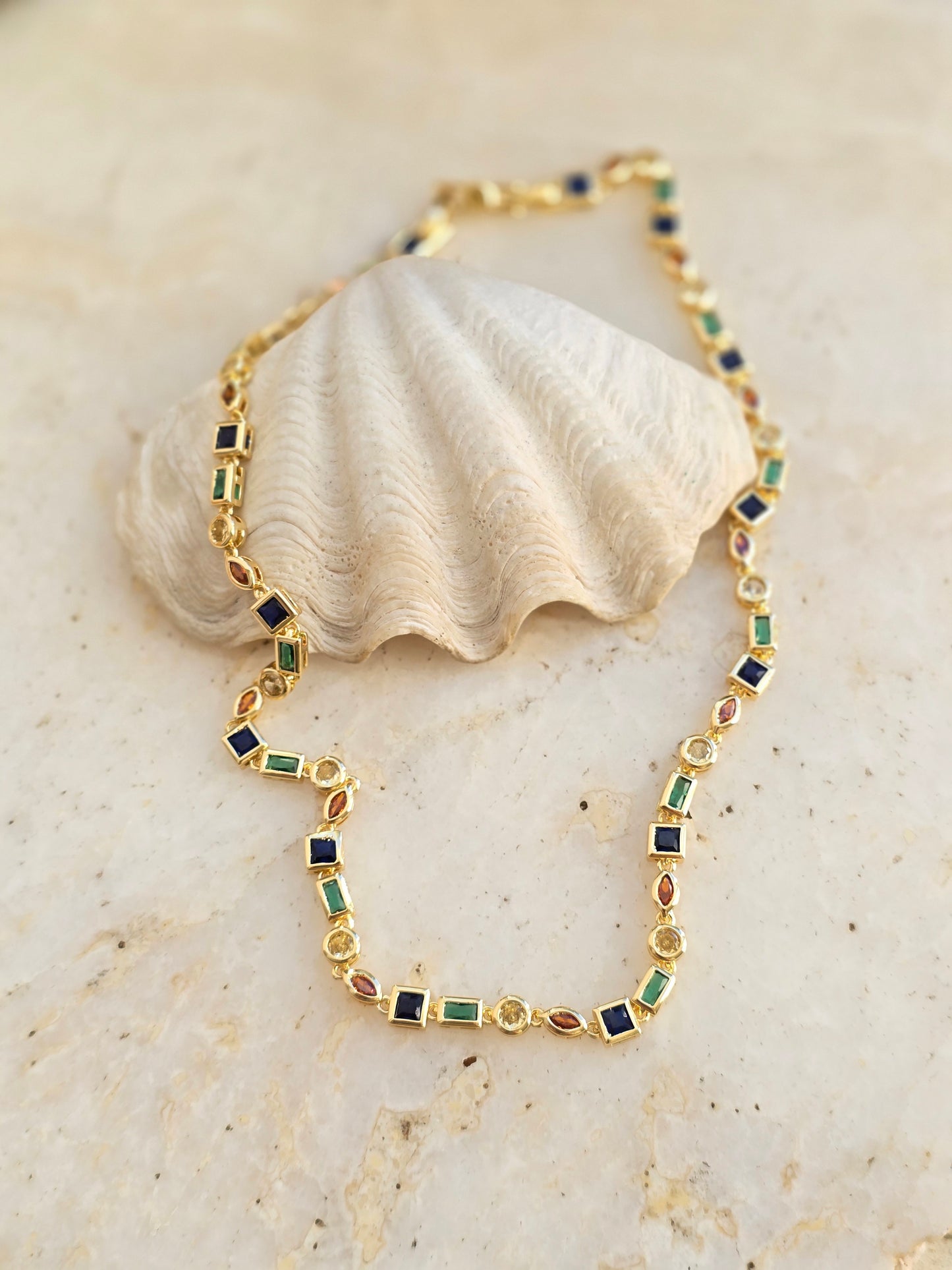 Aukso spalvos kaklo papuošalas su spalvotais cirkonio kristalais