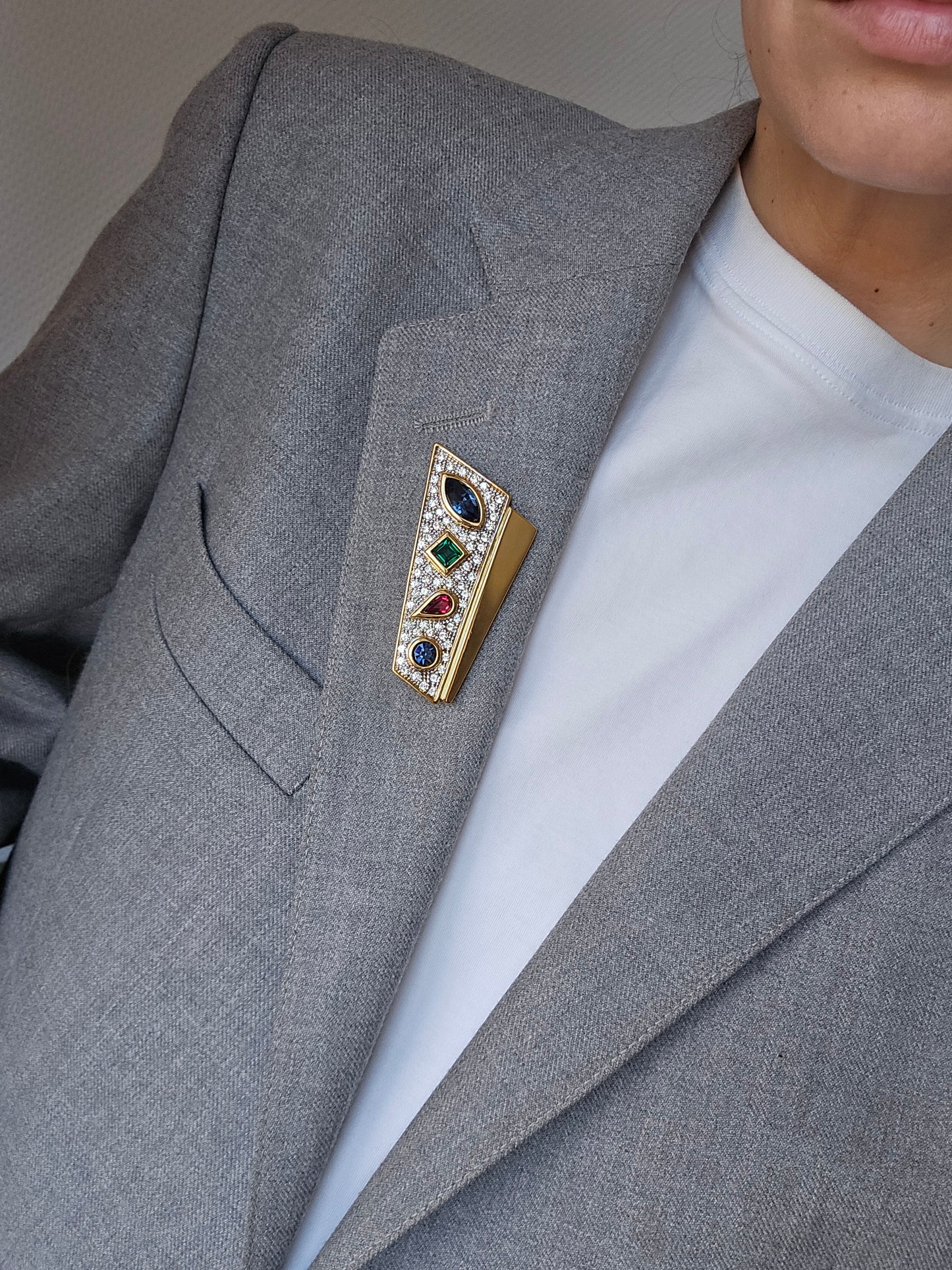 Vintažinė aukso spalvos sagė su spalvotais stiklo kristalais