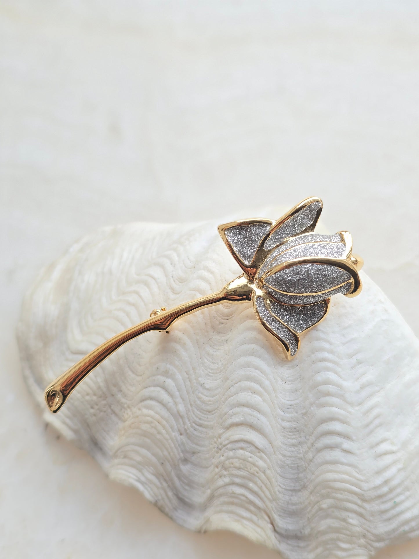 Ausko spalvos sagė rožė