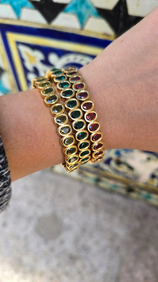 Aukso spalvos apyrankė su stiklo kristalais