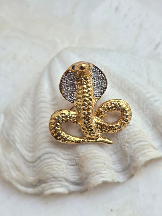 Aukso spalvos sagė kobra