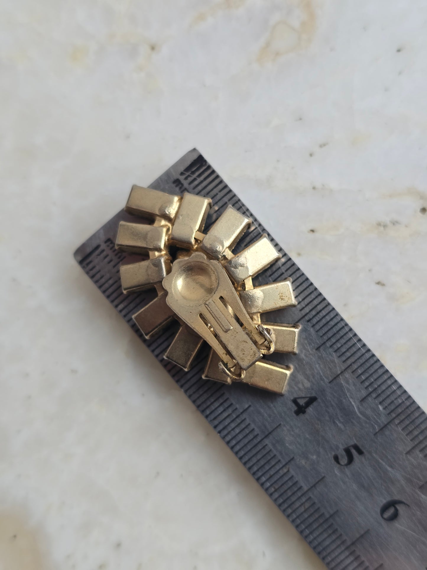 Vintažiniai klipsai su žaliais stiklo kristalais