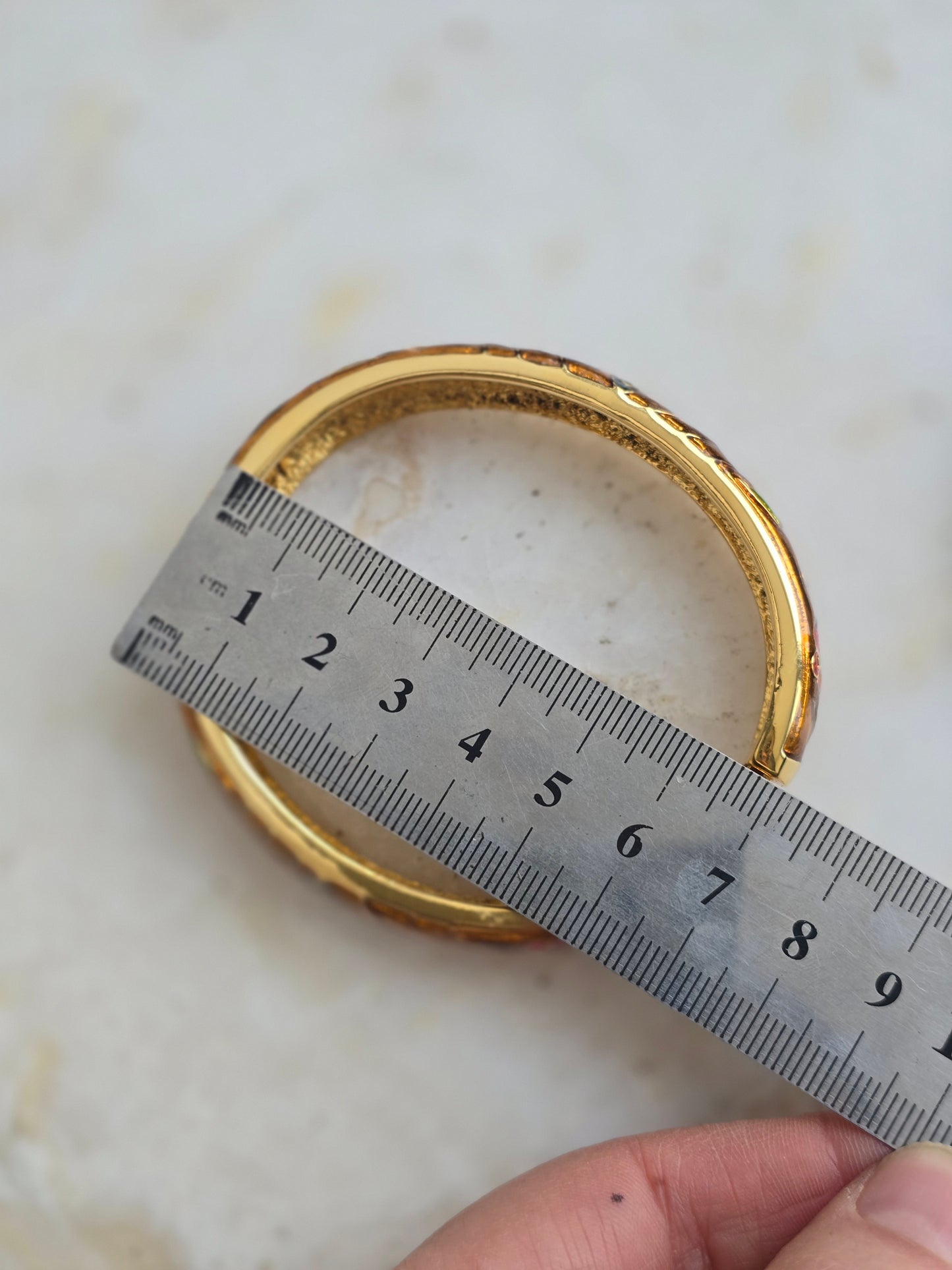 Aukso spalvos JOAN RIVERS apyrankė su emale originalioje dėžutėje