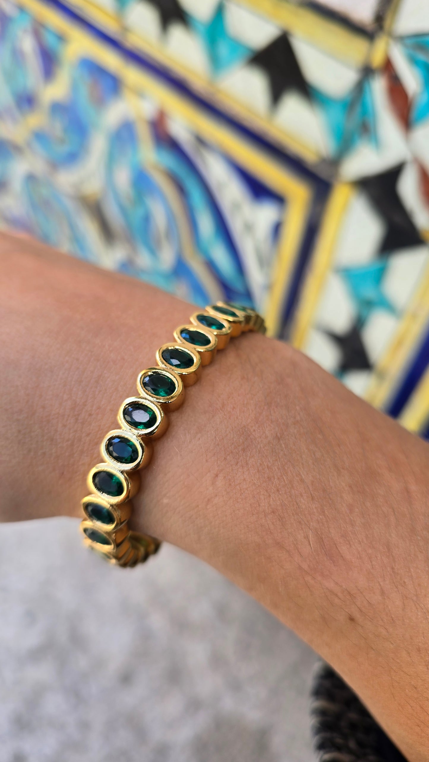 Aukso spalvos apyrankė su stiklo kristalais