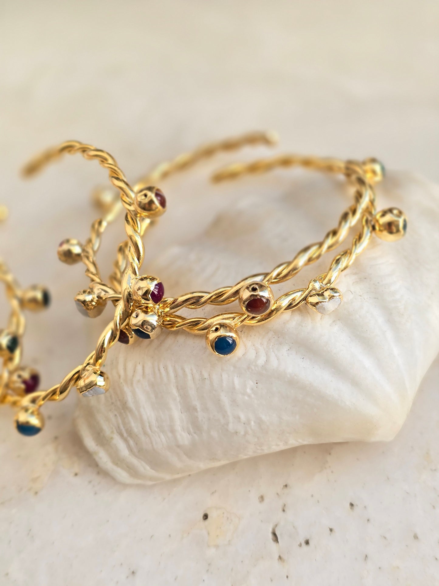 Aukso spalvos sukta apyrankė su natūraliais agato akmenukais ir natūraliais perlais