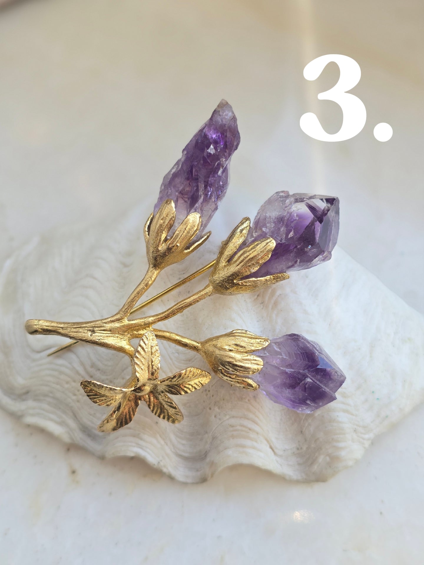 Žalvario spalvos sagė smeigtukas su natūraliais ametistuo akmens grynuoliais