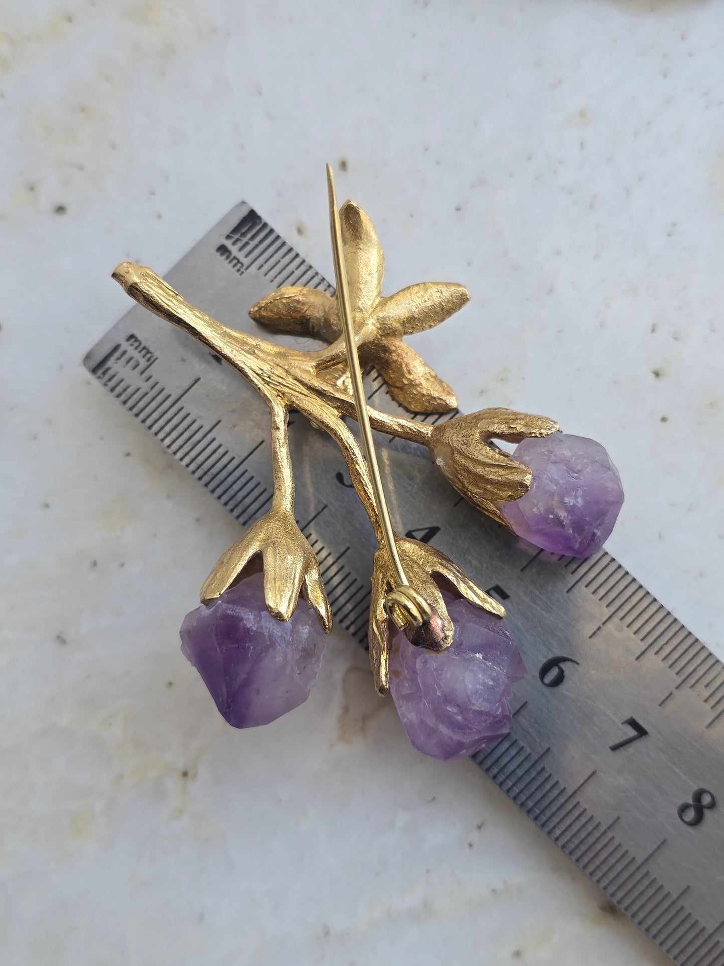 Žalvario spalvos sagė smeigtukas su natūraliais ametistuo akmens grynuoliais