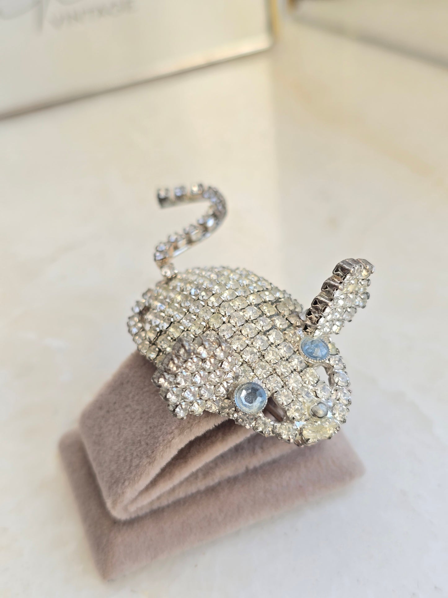 Sidabro spalvos sagė pelytė