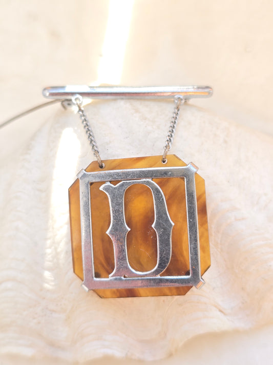 Vintažinė 60tų metų bakelito sagė raidė D