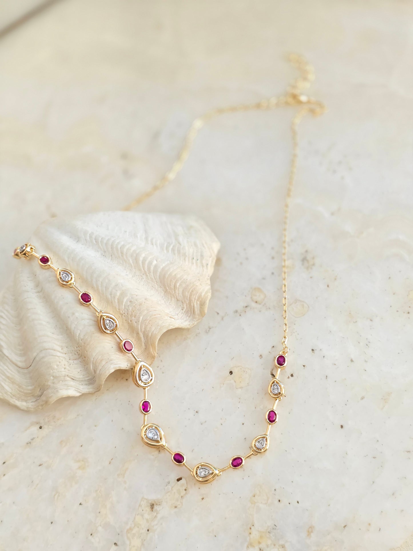 Aukso spalvos kaklo papuošalas su cirkonio kristalais