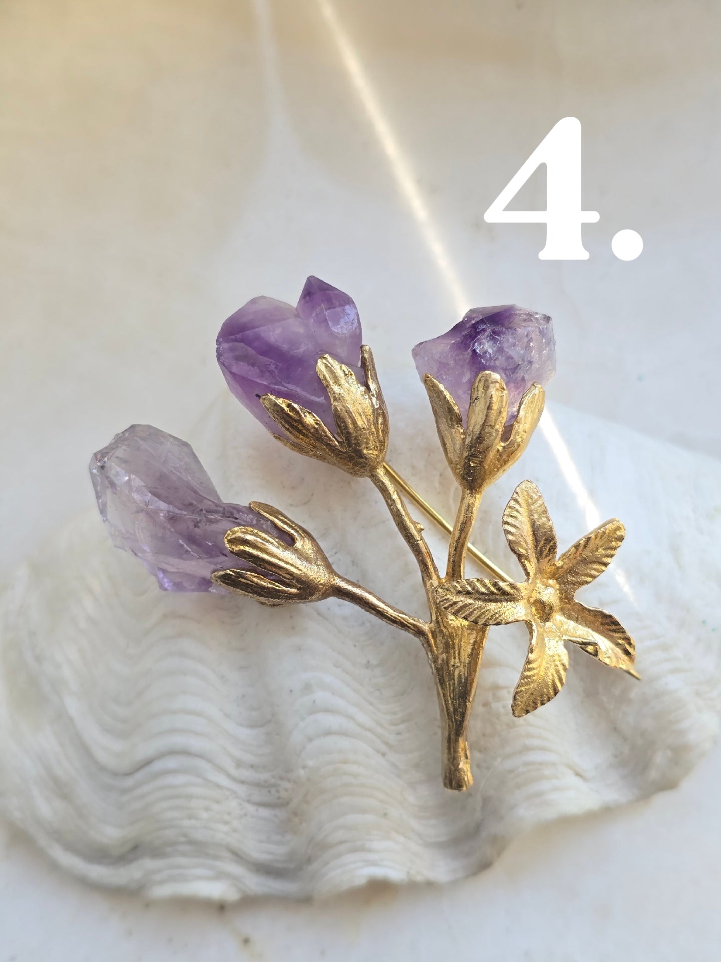 Žalvario spalvos sagė smeigtukas su natūraliais ametistuo akmens grynuoliais