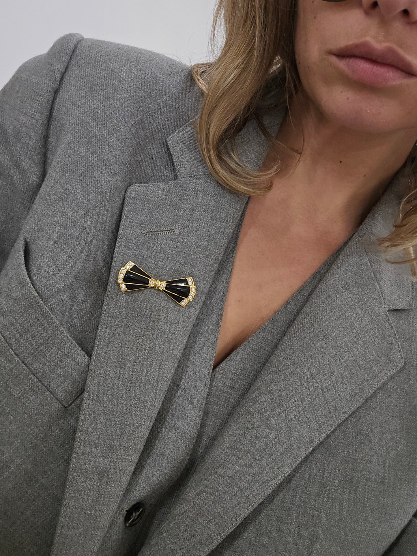 Aukso spalvos sagė bantukas su juoda emale