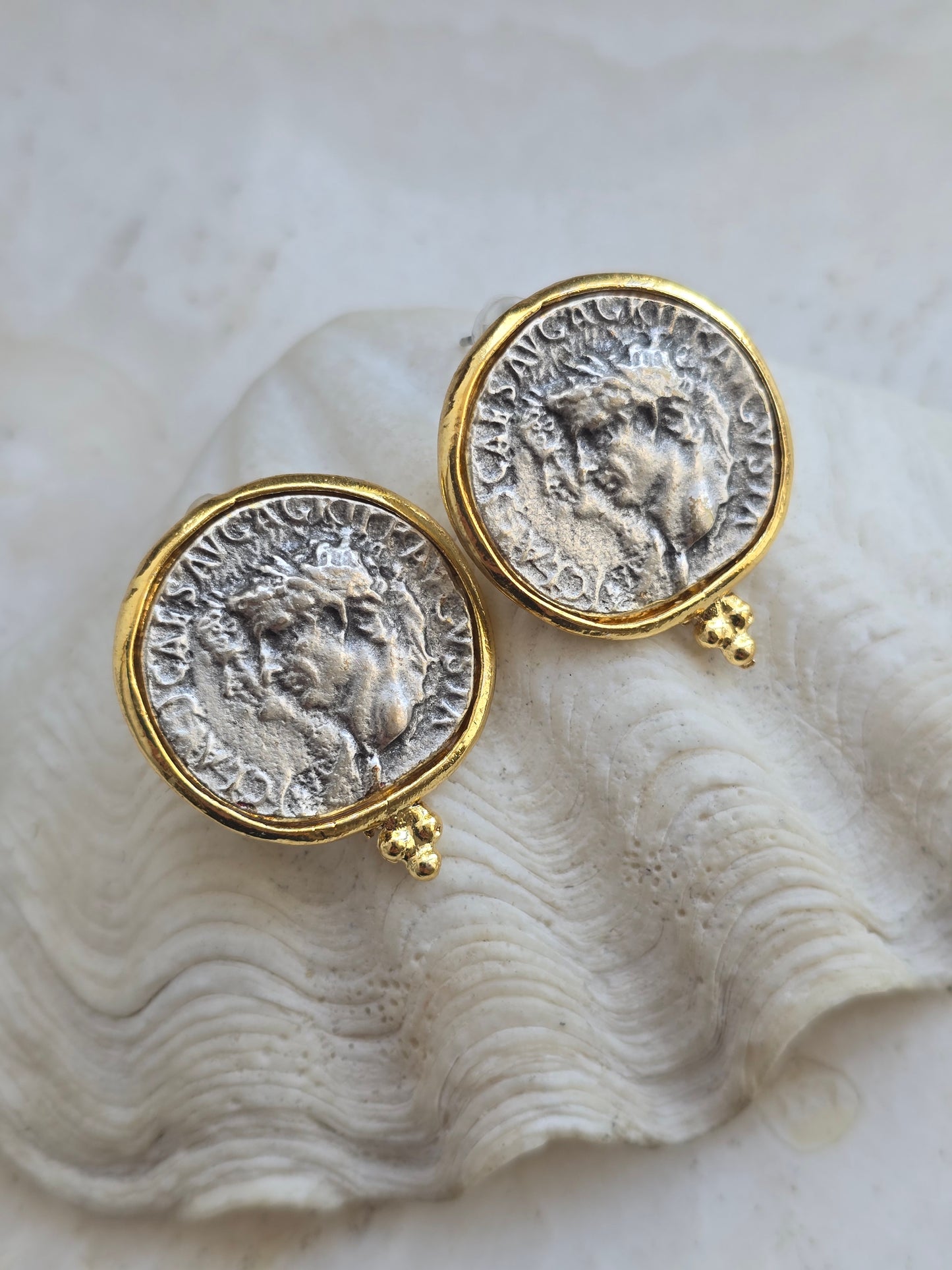 Aukso spalvos auskarai monetos