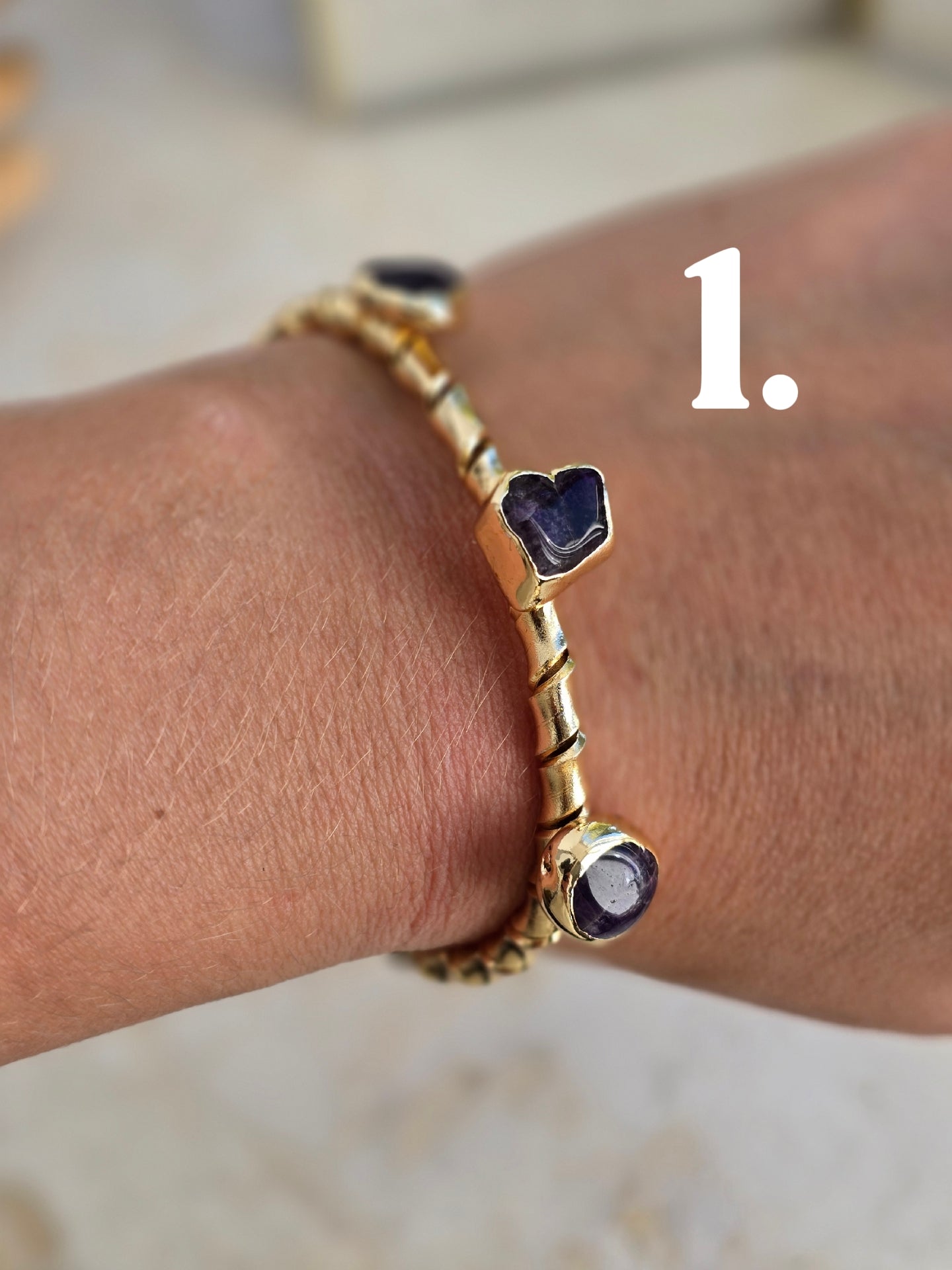 Aukso spalvos sukta apyrankė su ametisto akmenukais