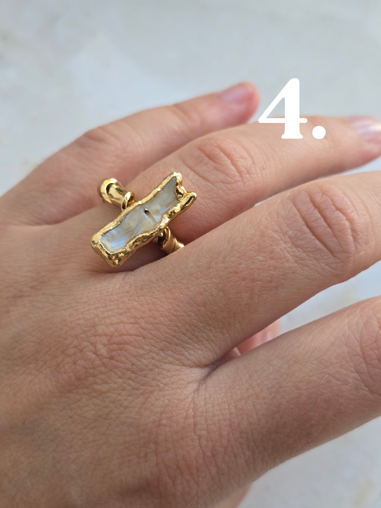 Aukso spalvos suktas žiedas su natūraliu perlu