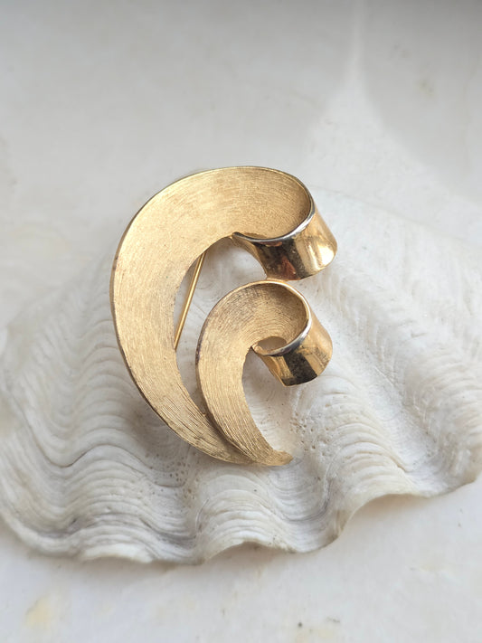 Vintažinė TRIFARI aukso spalvos sagė