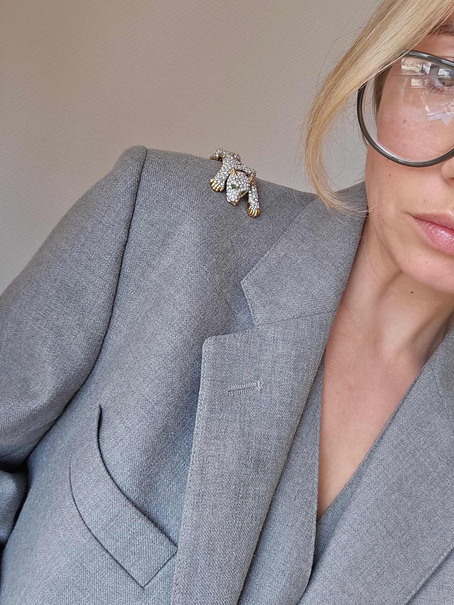 Vintažinė judanti peties sagė pantera