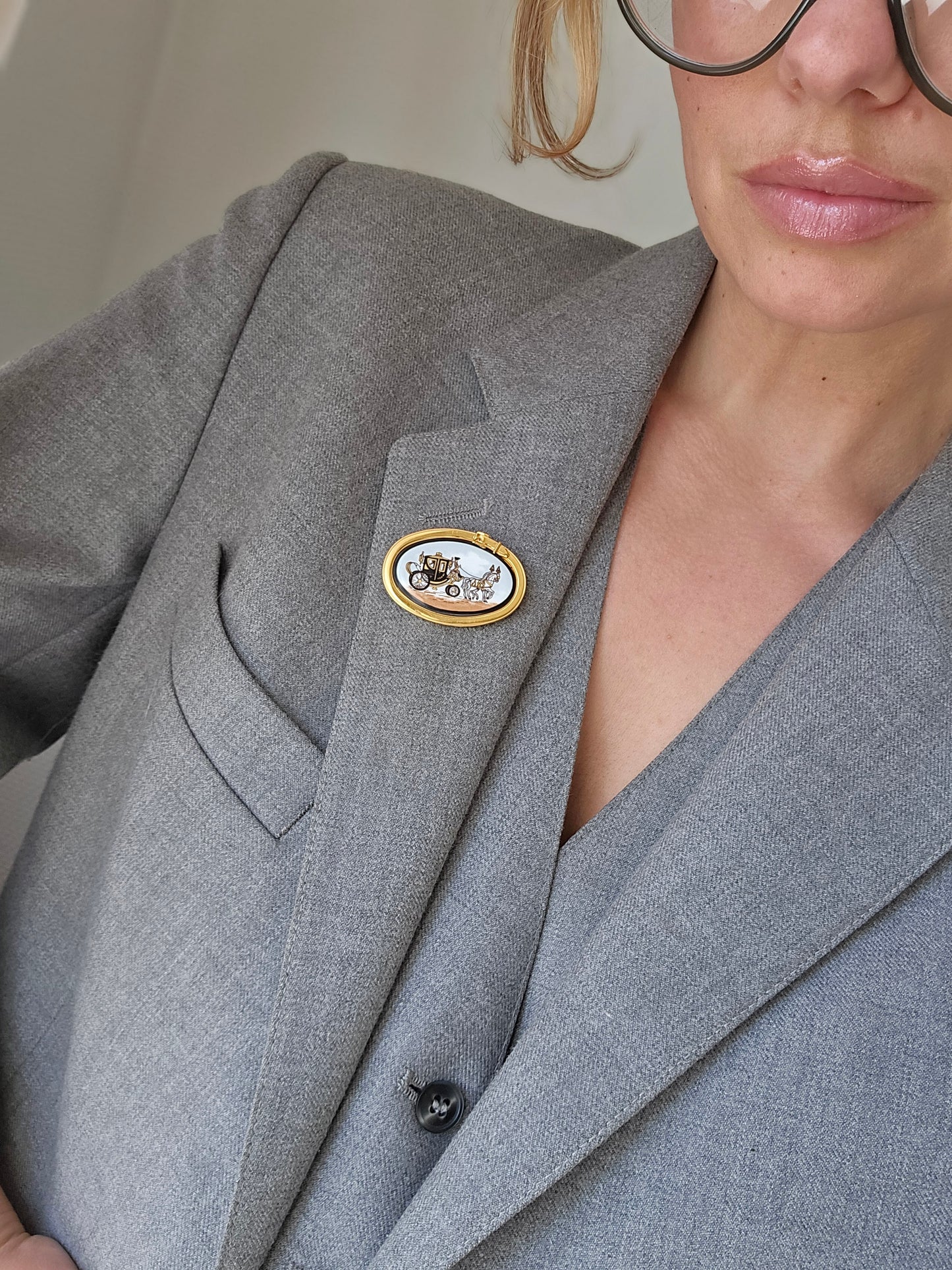 Vintažinė paauksuota HERMES Paris sagė