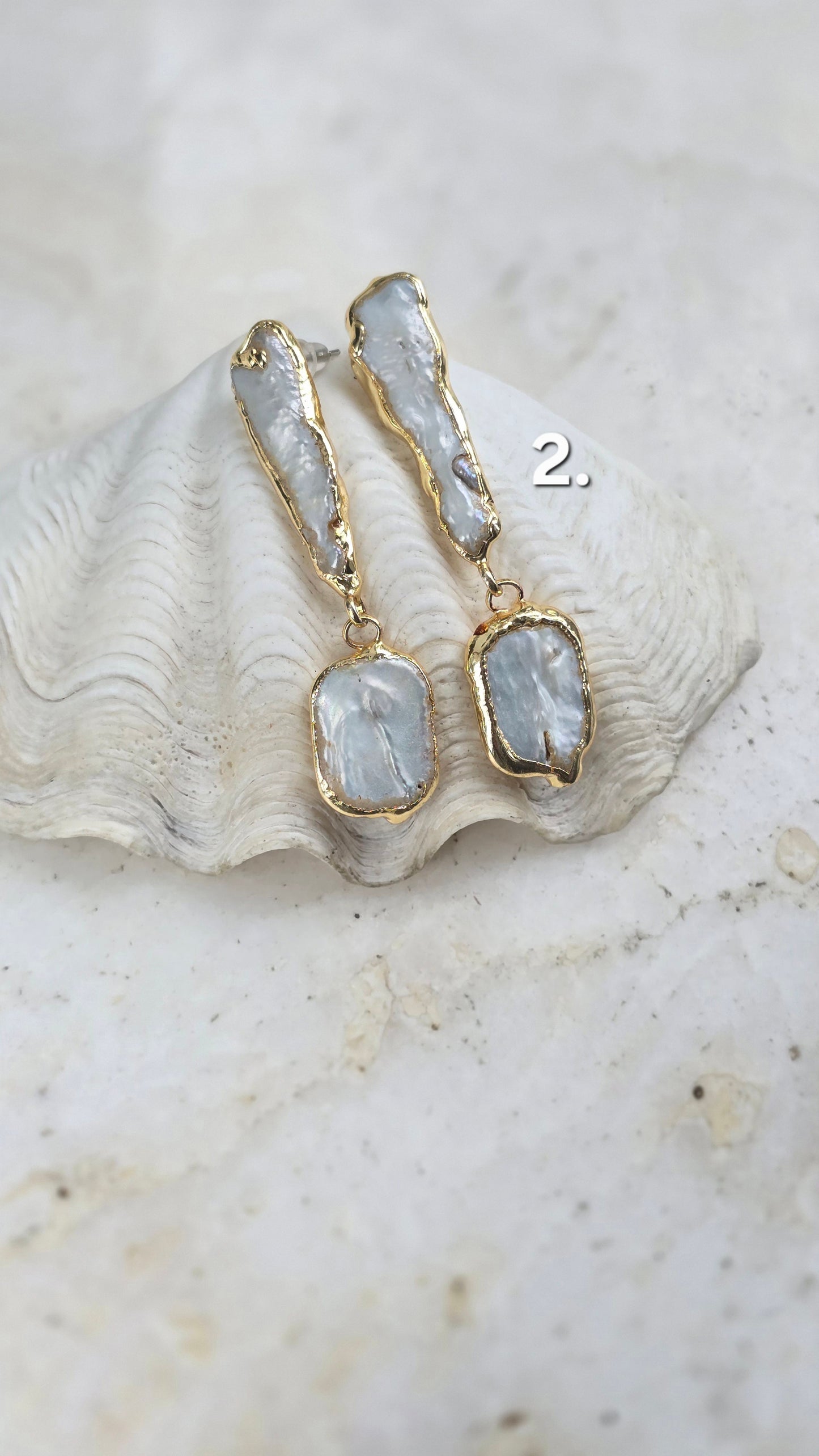 Aukso spalvos auskarai su natūraliais perlais