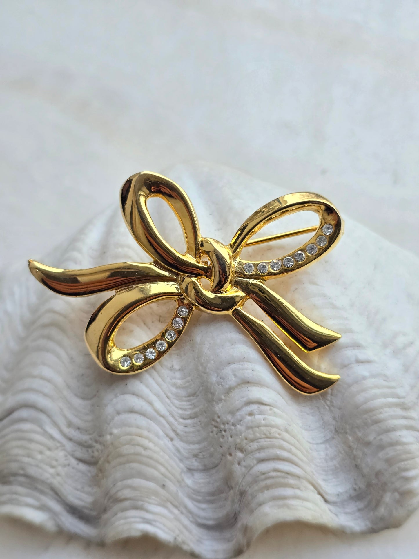 Vintažinė aukso spalvos sagė bantukas