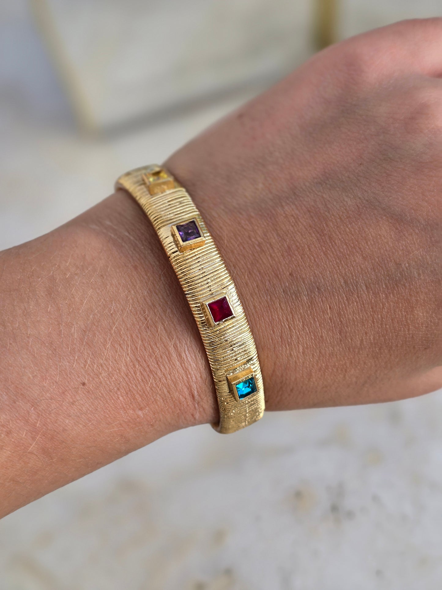 Aukso spalvos apyrankė su stiklo kristalais