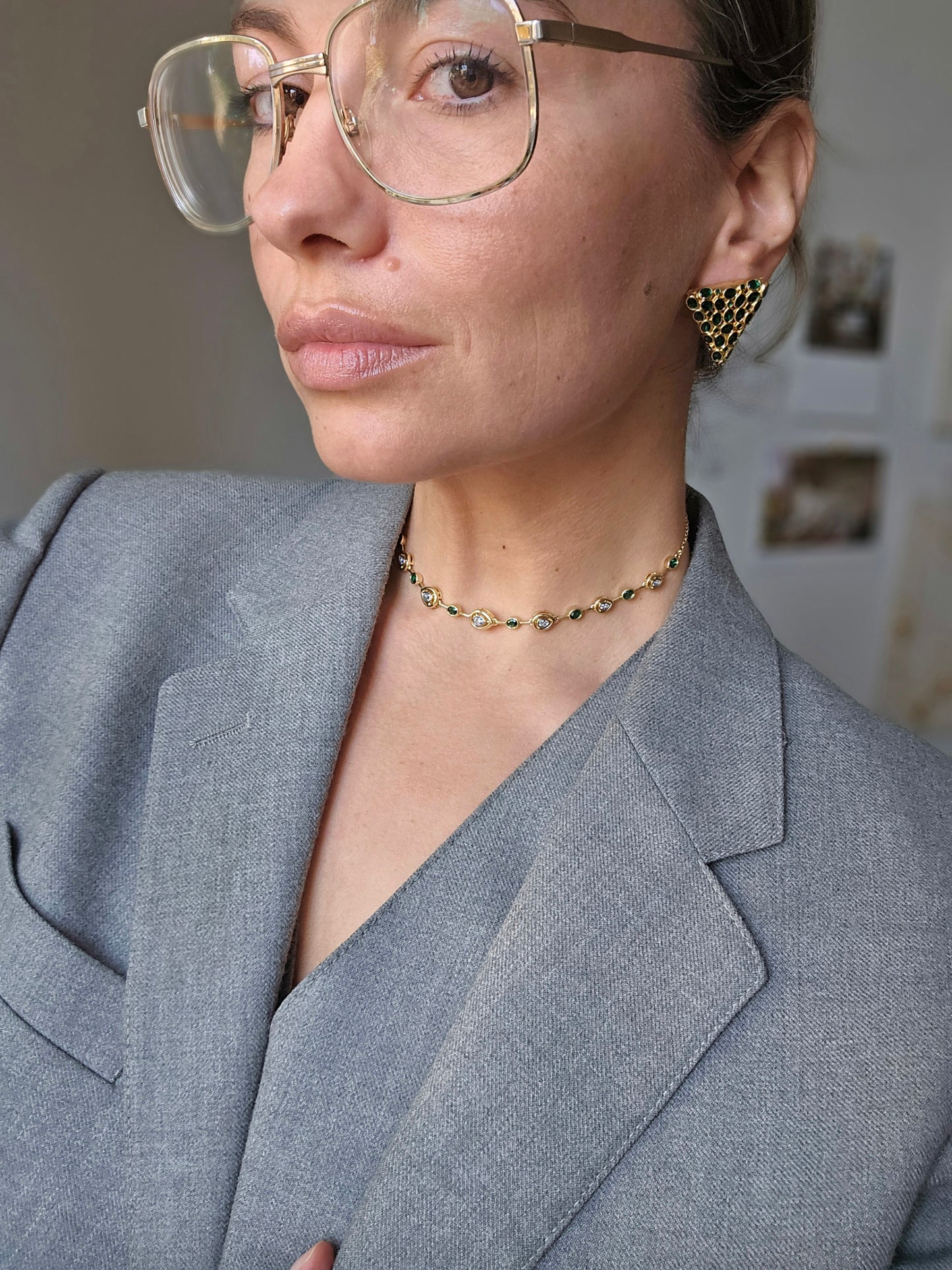 Aukso spalvos kaklo papuošalas su cirkonio kristalais