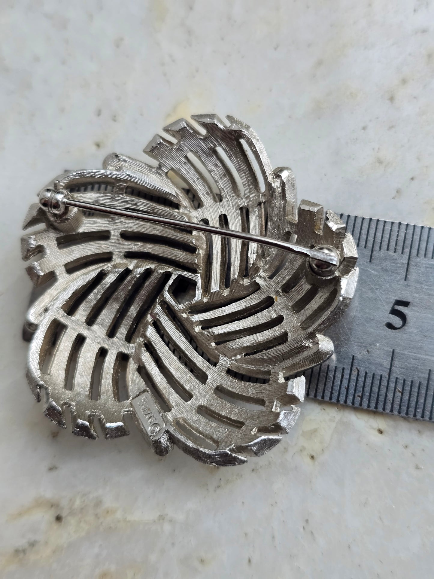 Vintažinė 50'tų metų TRIFARI sidabro spalvos sagė