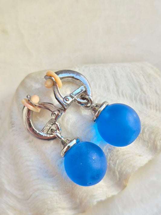 Sidabro spalvos auskarai