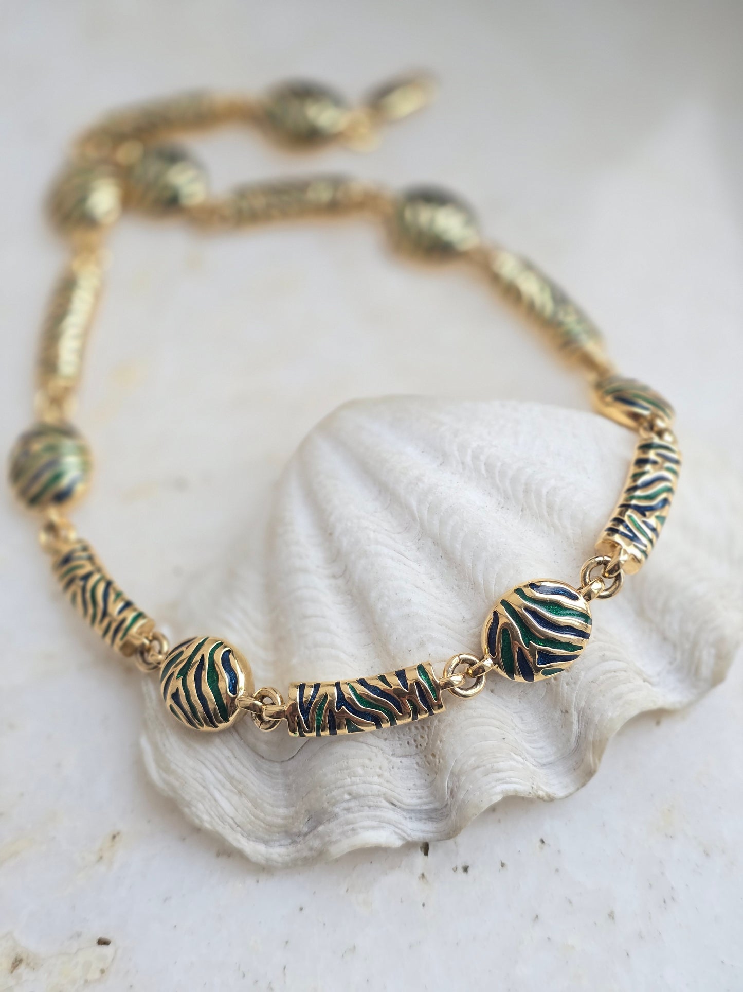 Vintažinis aukso spalvos kaklo papuošalas su emale