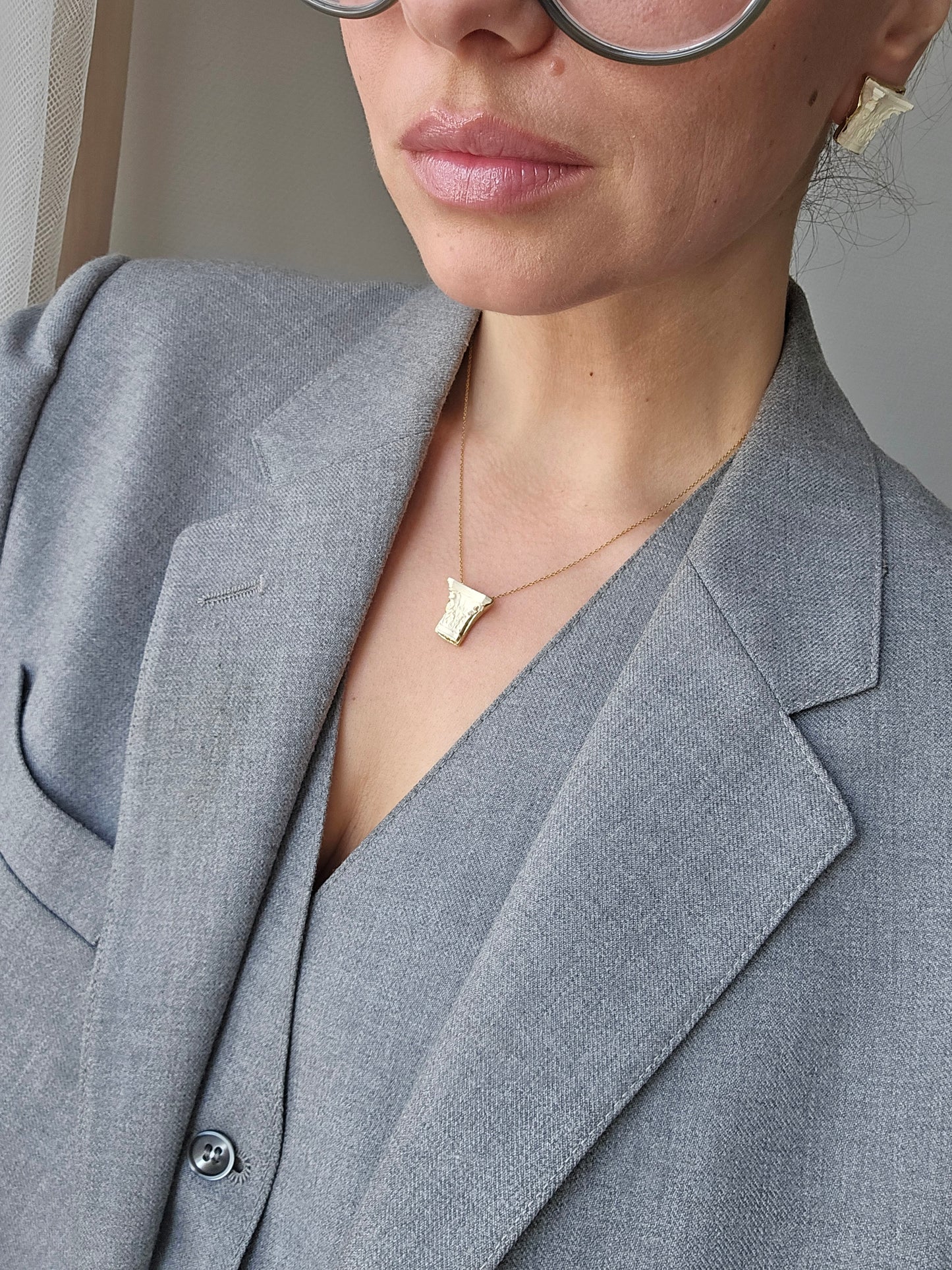 Aukso spalvos KALLIOPE kaklo papuošalas kolona