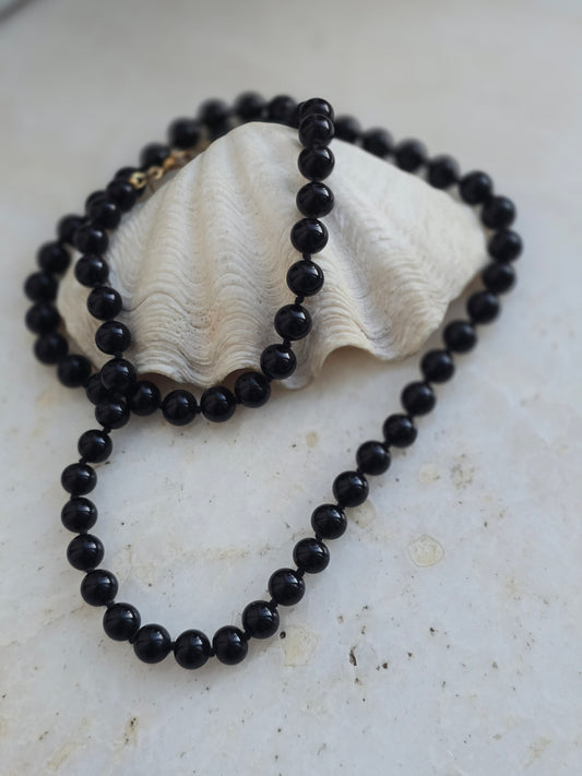 Vintažinis MONET juodų stiklo perlų kaklo papuošalas