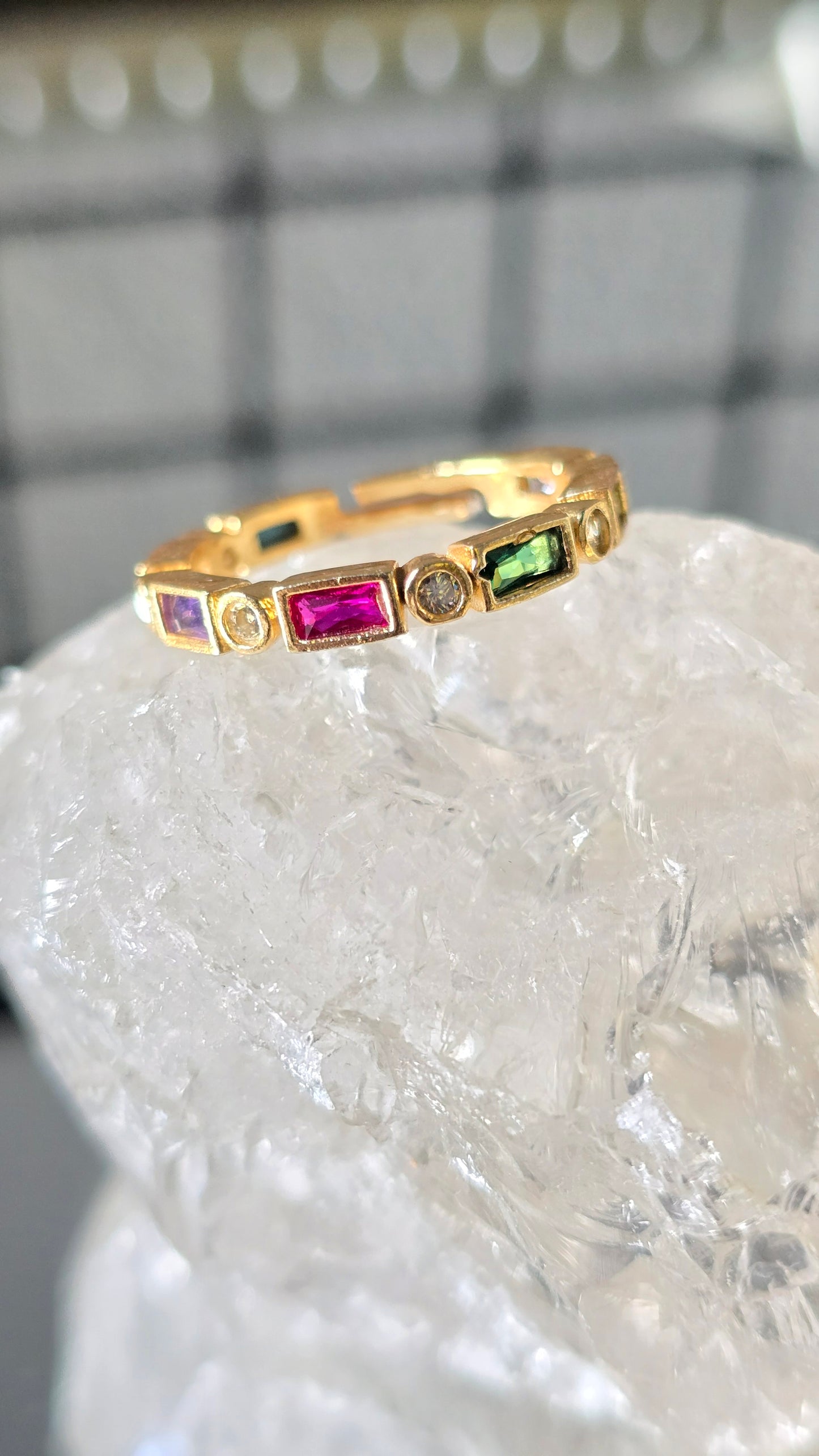 Aukso spalvos žiedas su cirkonio akmenukais