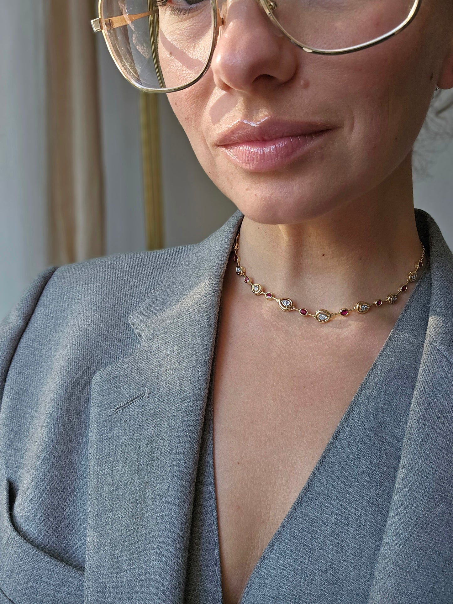 Aukso spalvos kaklo papuošalas su cirkonio kristalais