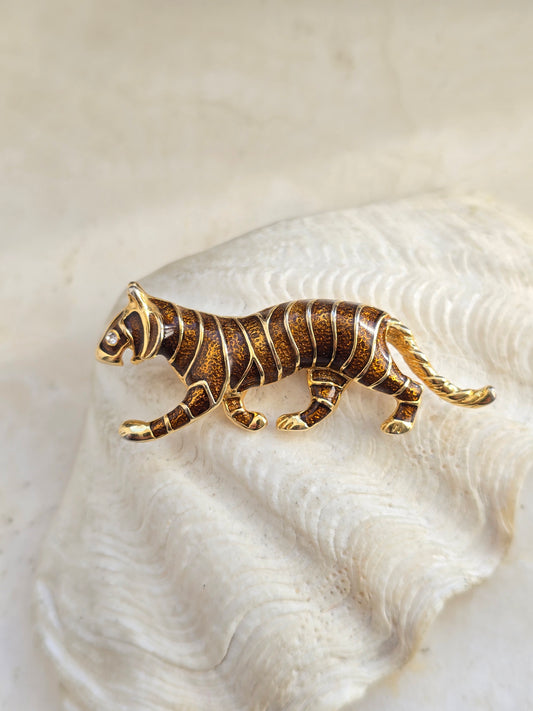 Vintažinė aukso spalvos sagė dengta emaliu tigras