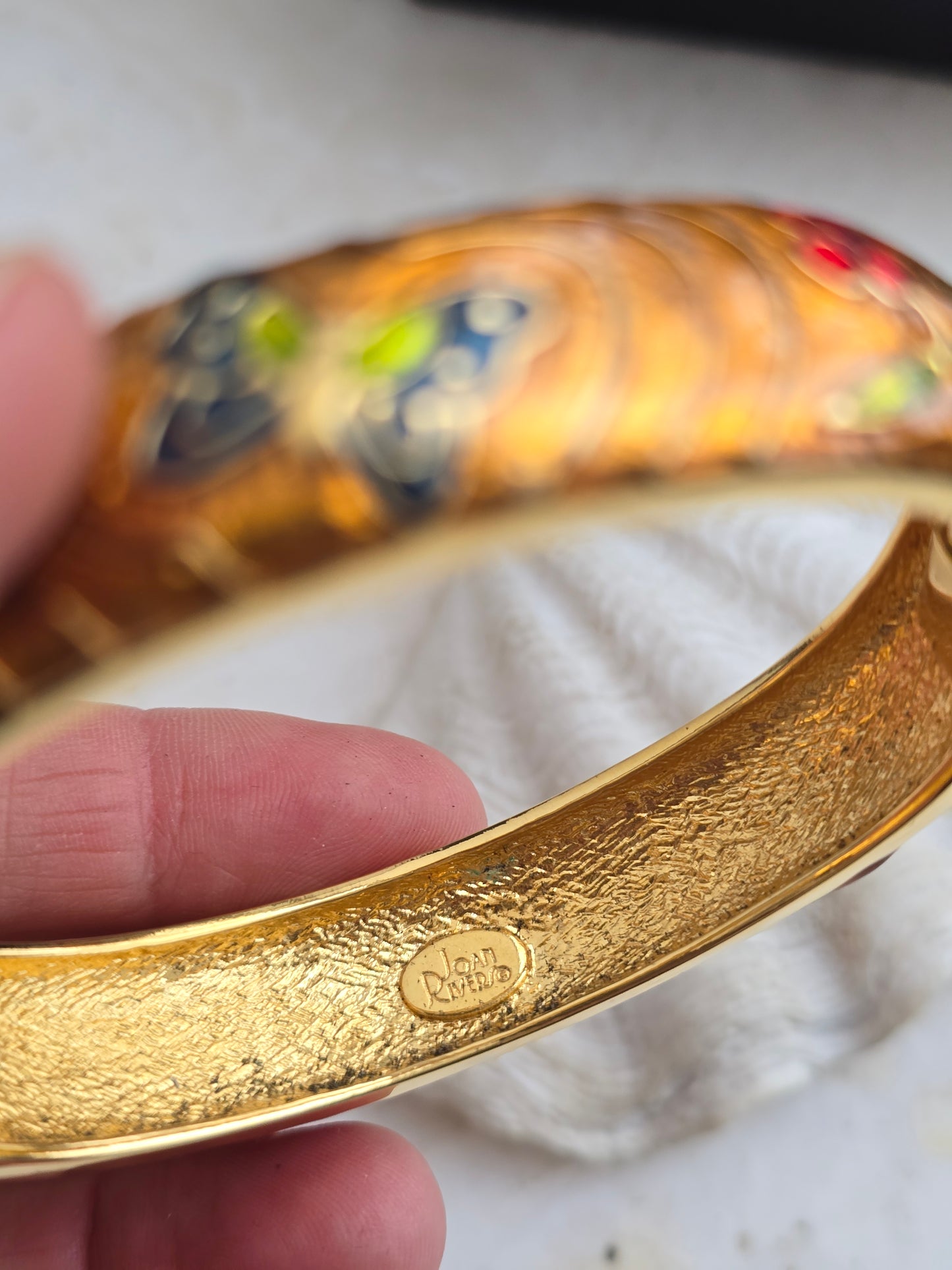 Aukso spalvos JOAN RIVERS apyrankė su emale originalioje dėžutėje