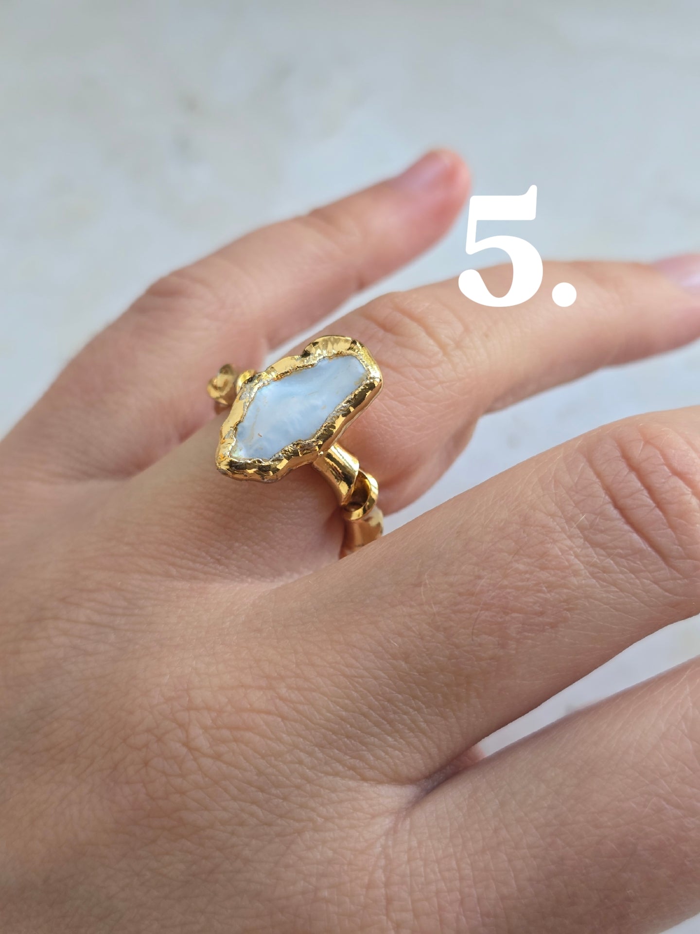 Aukso spalvos suktas žiedas su natūraliu perlu