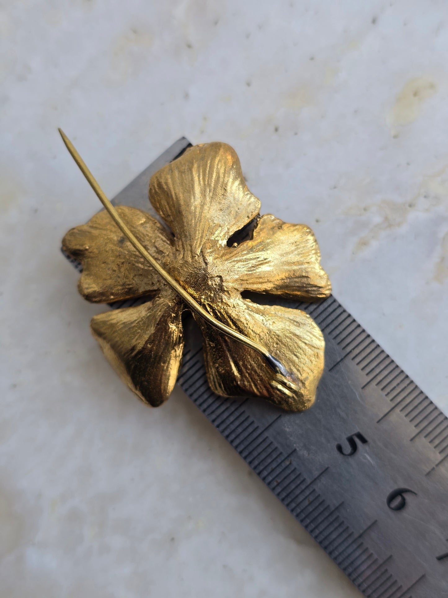 Žalvario spalvos sagė smeigtukas gėlė