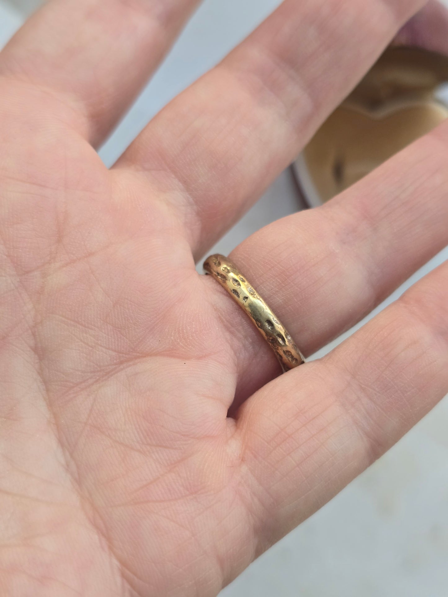 Žalvario spalvos žiedas su violetiniu stiklo kristalu