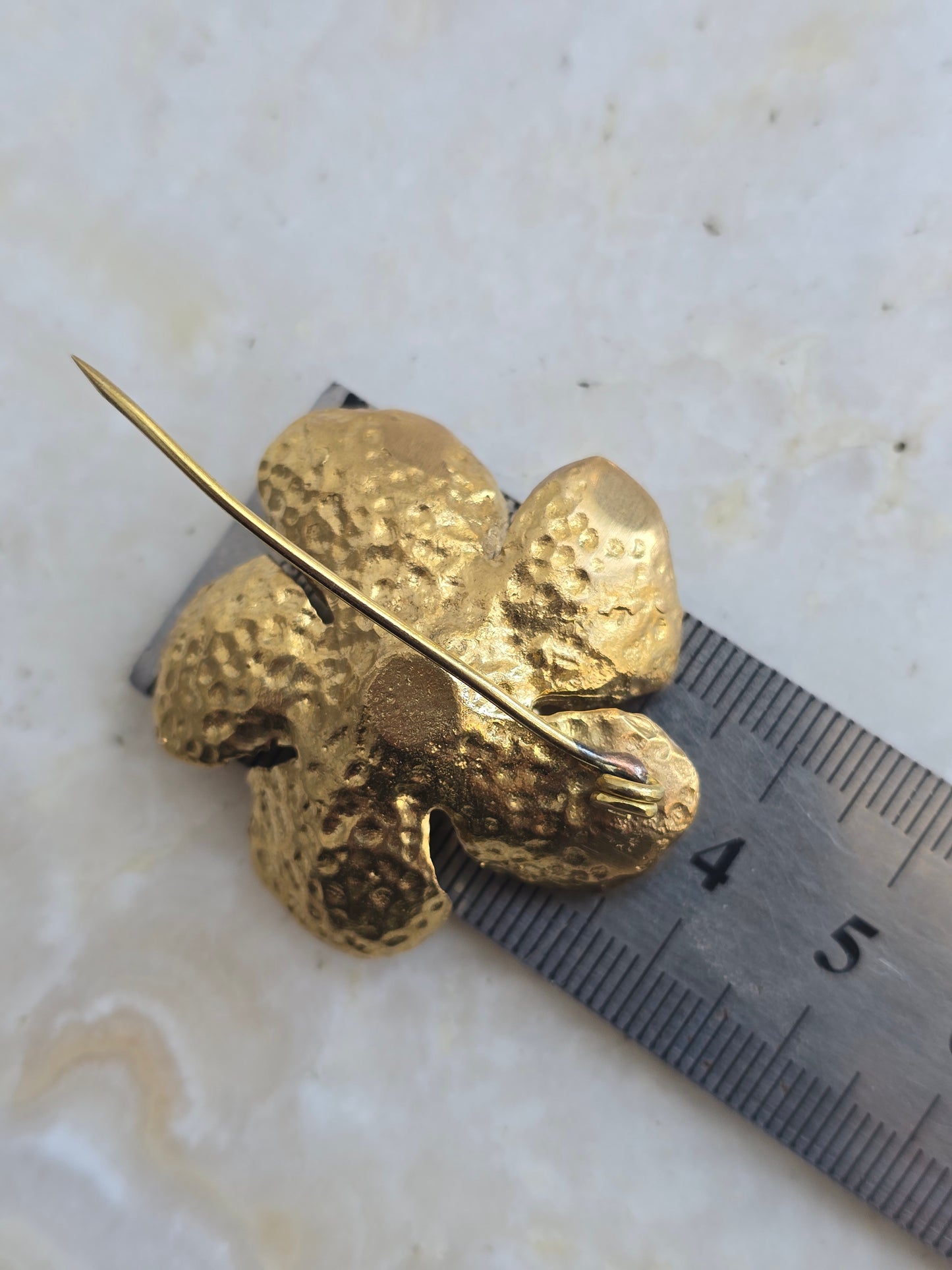 Žalvario spalvos sagė smeigtukas gėlė