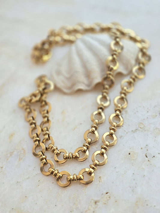 Vintažinis sendinto aukso spalvos ilgas kaklo papuošalas