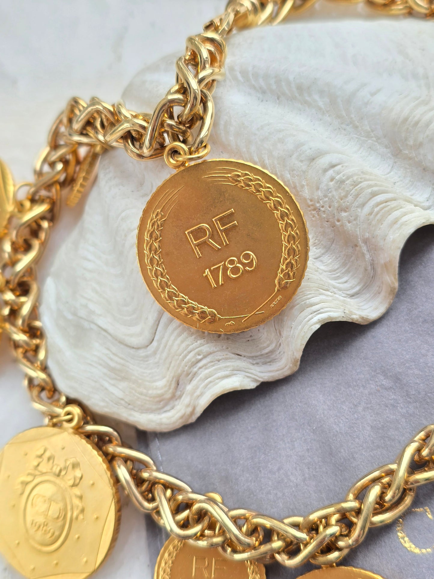 Vintažinis kolekcinis CHRISTIAN DIOR kaklo papuošalas išleistas 1988m. Dior namų 40to jubiliejaus proga